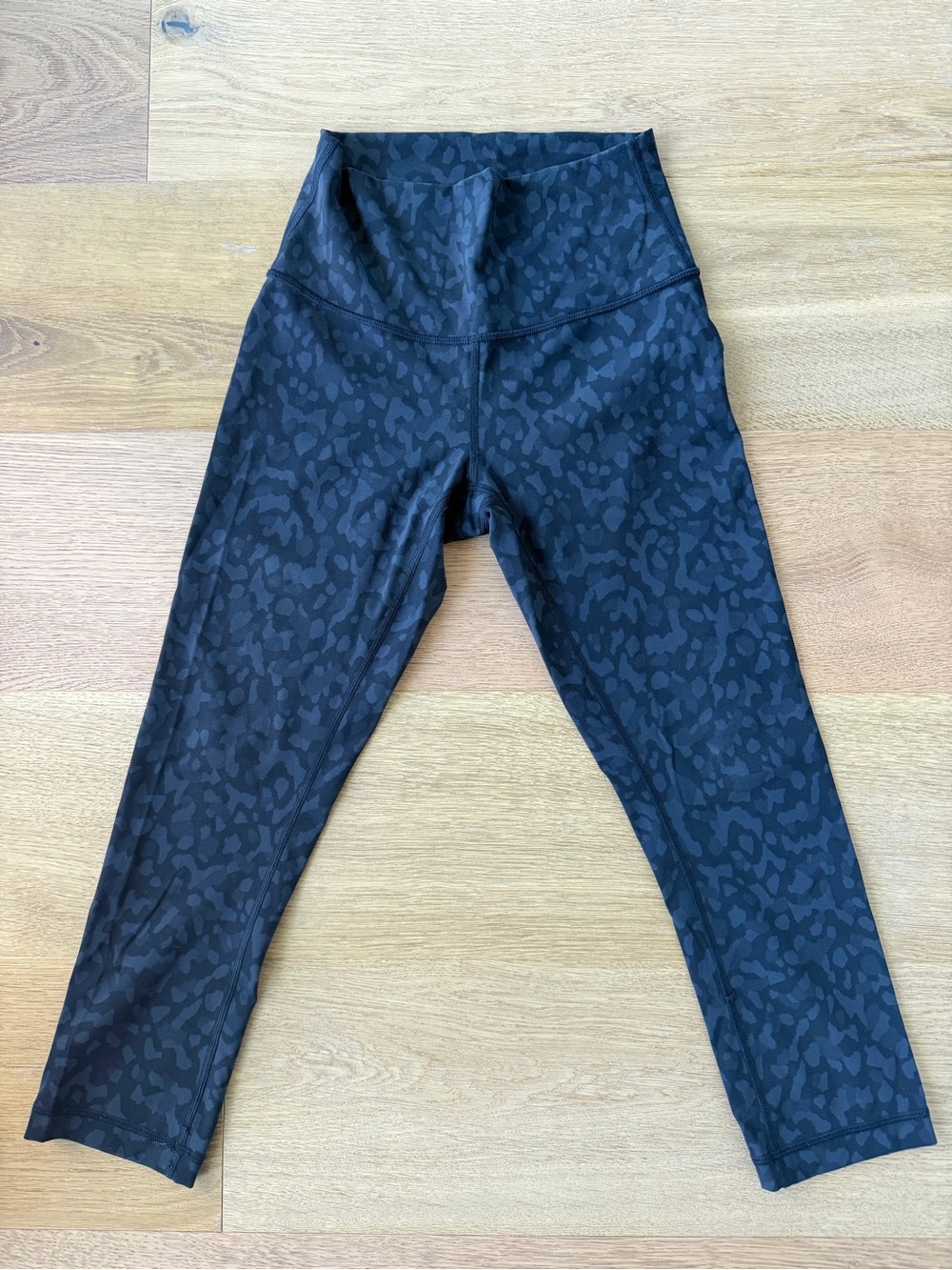 LULULEMON Black LEOPARD PRINT LEGGINGS size 4